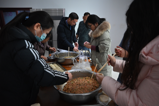 濃情餃子 溫暖冬至——寶盈建設開展冬至包餃子活動!